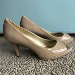 Bandolino women’s Rainaa Peep Toe Pumps